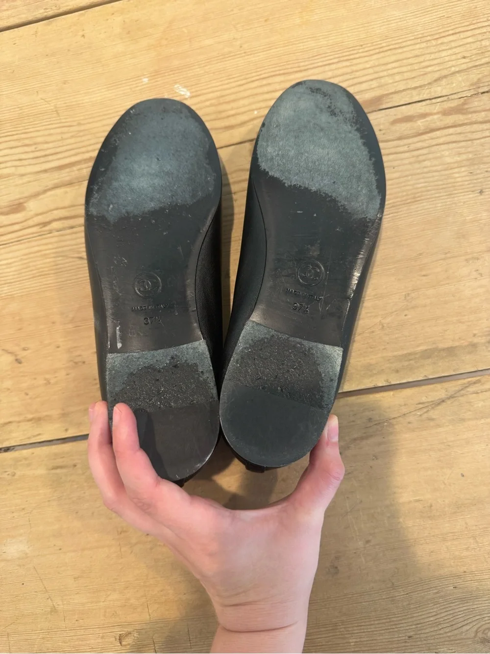 CHANEL Black leather with patent toe flat size 37.5